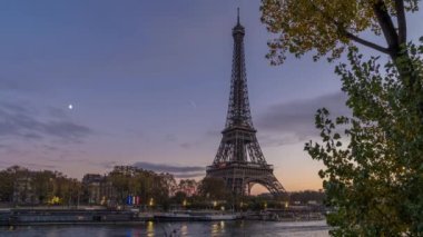 Paris, Fransa - Timelapse - Paris 'te Düşen Renkler Ağacındaki Bulutlu Gökyüzünde Ayla Mavi Saatte Eyfel Kulesi