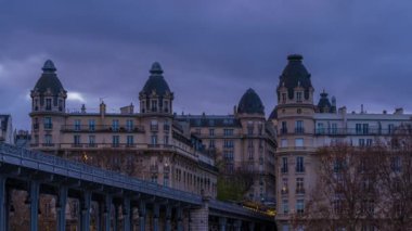 Paris, Fransa - Bir Hakeim Köprüsünde Metro Bulutlu Gökyüzü Tarihi Mimarisi Altında