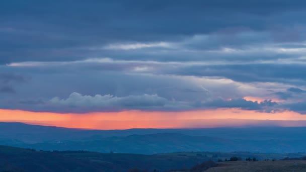 Aubrac Francia Timelapse Colorida Lluvia Través Las Nubes Durante Atardecer — Vídeos de Stock