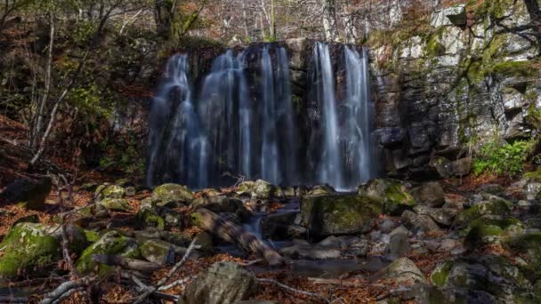 法国奥布拉奇 时间的流逝 美丽地方的小瀑布 有秋天的岩石地面和树木的自然 — 图库视频影像