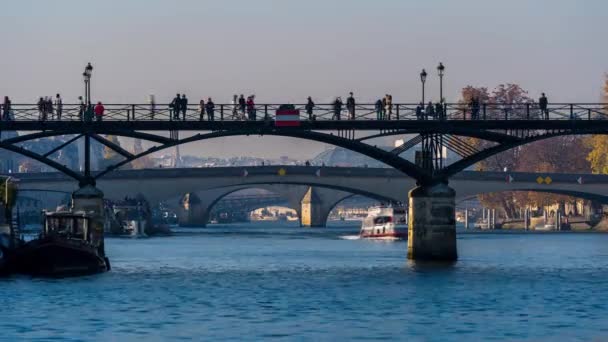 法国巴黎 时间的流逝 巴黎历史桥梁和游轮中的塞纳河上的一条步行道 — 图库视频影像