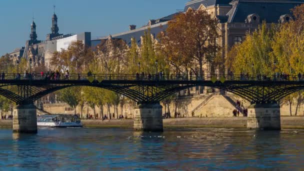 法国巴黎 时间的流逝 巴黎的一个阳光灿烂的日子 人们在塞纳河上漫步 — 图库视频影像