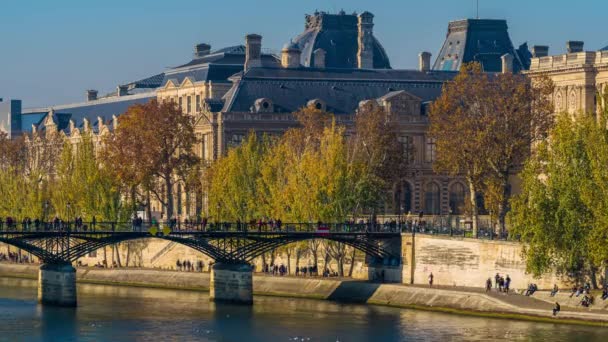 法国巴黎 时间的流逝 巴黎名胜古迹和秋天的色彩 游客欣赏城市塞纳河和桥 — 图库视频影像