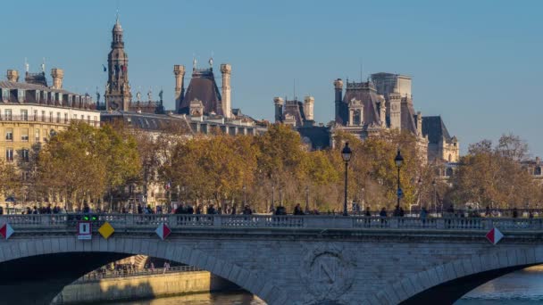法国巴黎 时间的流逝 人们在阳光灿烂的日子里在巴黎塞纳河上的历史桥梁上行走 — 图库视频影像
