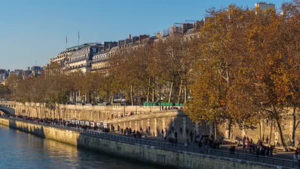 法国巴黎 时间流逝 游客们带着秋天的色彩在塞纳河畔漫步巴黎艳阳天 — 图库视频影像