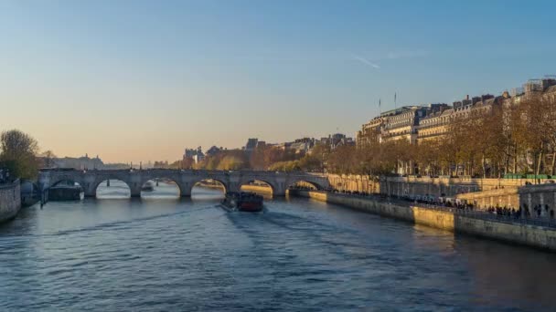 法国巴黎 时间的流逝 带着秋天色彩的塞纳河和桥梁游客游轮的巴黎全景 — 图库视频影像