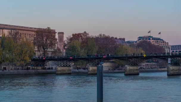 法国巴黎 时光流逝 巴黎游客享受时光流逝的一天中塞纳河大桥和码头 — 图库视频影像