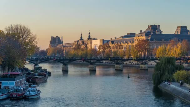 法国巴黎 时间流逝 巴黎塞纳河与桥梁历史建筑中的黄金时代与秋天的色彩 — 图库视频影像