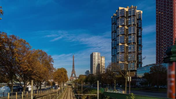 Paris Prancis Timelapse Underground Railway Going Eiffel Tower Buildings Trees — Stok Video
