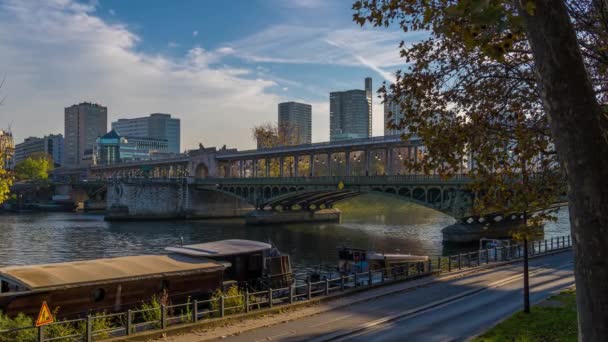 Párizs Franciaország Timelapse Bir Hakeim Híd Párizsban Sunlight Seine Folyóval — Stock videók