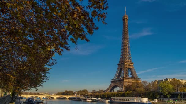 法国巴黎 时间的流逝 太阳光照射下的埃菲尔铁塔 巴黎秋天的色彩树塞纳河与船的巡航 — 图库视频影像