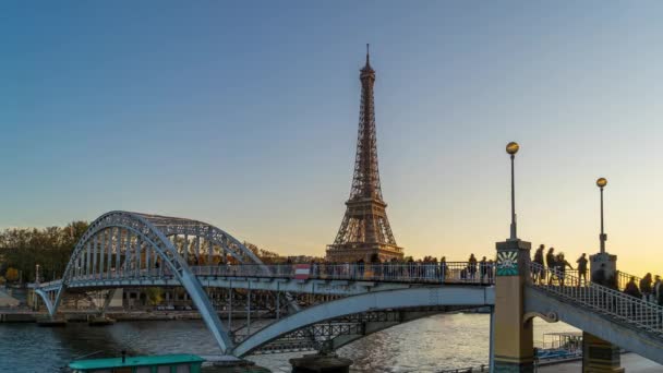 Paris France Timelapse Tour Eiffel Surplombant Une Passerelle Piétonne Avec — Video