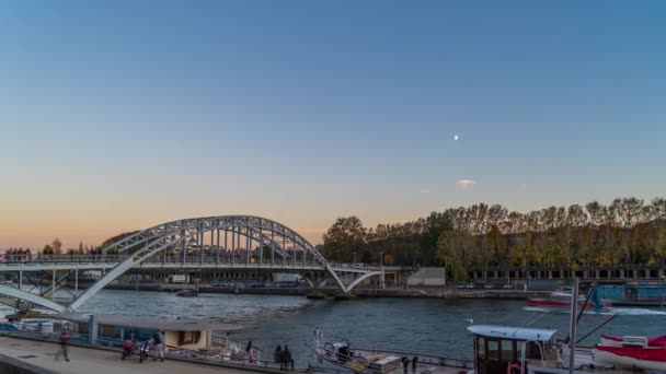 Parigi Francia Timelapse Ponte Pedonale All Ora Blu Con Popoli — Video Stock