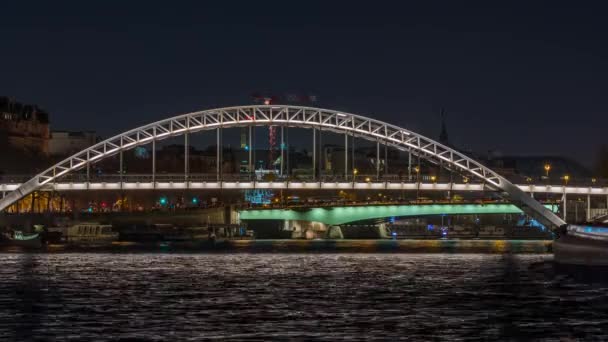 フランス タイムラプス パリの夜に輝く歩行者橋セーヌ川と観光クルーズ — ストック動画