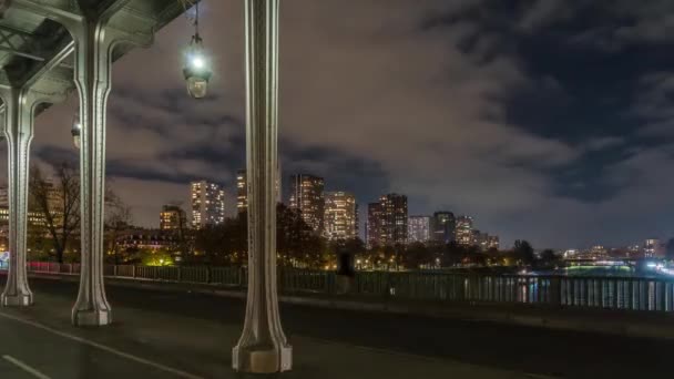 Παρίσι Γαλλία Timelapse Famous Bir Hakeim Bridge Night Enjoying View — Αρχείο Βίντεο