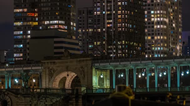 Párizs Franciaország Timelapse Bir Hakeim Bridge Megvilágosodott Éjszaka Párizsban Épületekkel — Stock videók