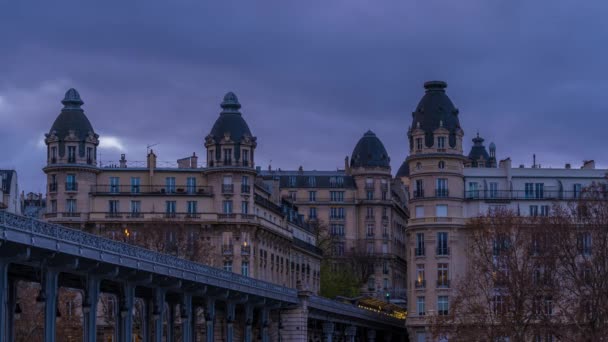Paříž Francie Timelapse Metro Mostě Bir Hakeim Paříži Pod Zataženou — Stock video