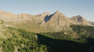 Drone 'un gündoğumu sırasında Fransız Alp Dağları Panoramisi