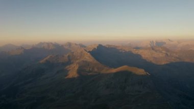 Fransız Alp Dağlarının Üzerinde Yolculuk Gündoğumunda Aydınlandı