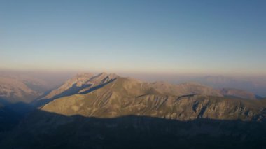 Fransız Alp Dağları 'nın kaya yüzeyli hava görüntüsü