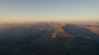 Güneş, gündoğumunda Fransız Alplerinin Yüksek Tepelerini Aydınlattı