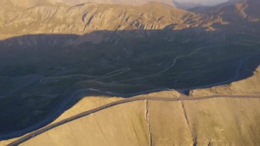 Fransız Alp Dağları 'nın tepesinde Işıklar ve Gölgeler