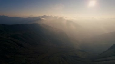 Güneşli bir günde sabah Fransız Alp Dağlarında sis