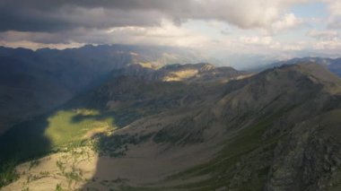 Fransız Alp Dağları Gün batımında Bulutların Altında Tepeler
