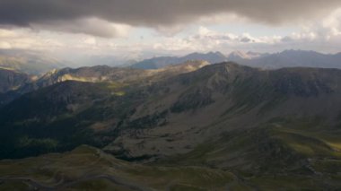 Günbatımında Fransız Alpleri 'nin Yüksek Kaya Tepeleri Panoramisi