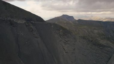 Alpler Tepesi 'ndeki Yalnız Yol Fırtınalı ve Bulutlu Gökyüzü Altında