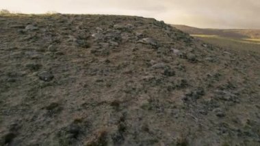 Fransız ovalarında Kayalar ve Çimenler Sonbahar Gündoğumunda Drone tarafından