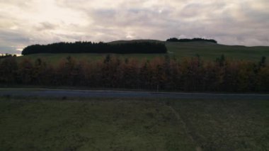 Gün batımında Bulutların Altındaki Çayırlardaki Ağaçlar