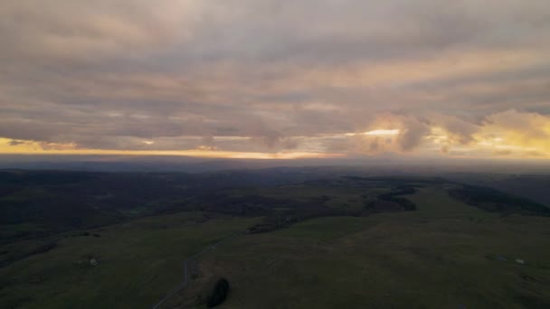 Bewölkter Himmel Über Tiefland Herbst Bei Sonnenuntergang Drohne — Stockvideo