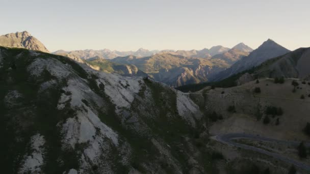 Atravesse Uma Cordilheira Alpes Franceses Montanhas Por Drone Por Sunny — Vídeo de Stock