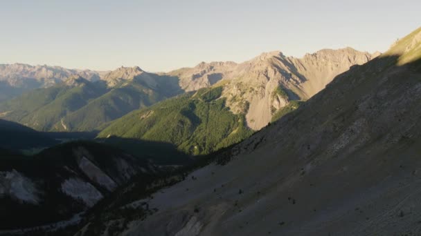 日の出のフランスアルプスのロック山脈のパノラマ — ストック動画