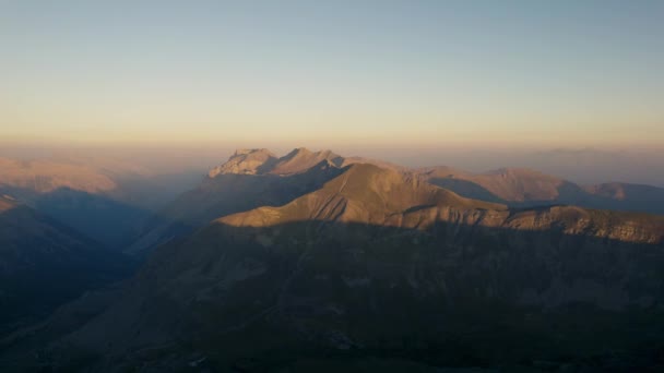 Hohe Gipfel Der Französischen Alpen Morgen Von Der Sonne Erleuchtet — Stockvideo