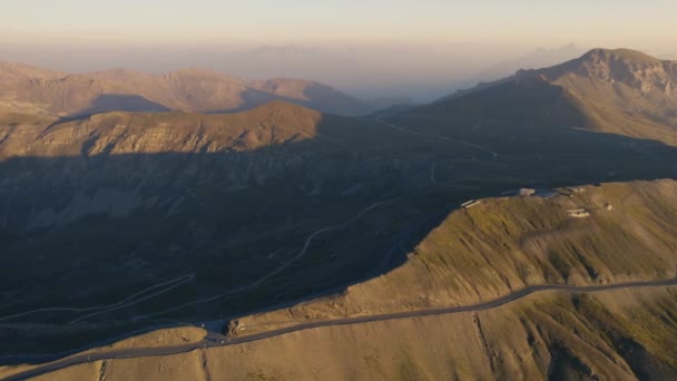 Gündoğumu Işığıyla Fransız Alpleri Nin Tepesinde Tırmanma Yolu — Stok video