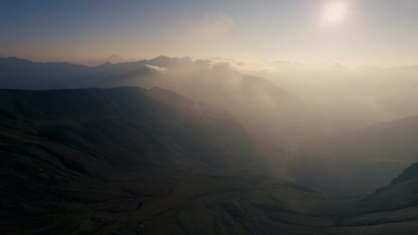Ομίχλη Στις Γαλλικές Άλπεις Βουνά Πρωί Από Sunny Day — Αρχείο Βίντεο