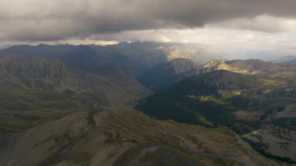 Über Den Gipfeln Der Französischen Alpen Bei Sonnenuntergang Mit Stürmischen — Stockvideo