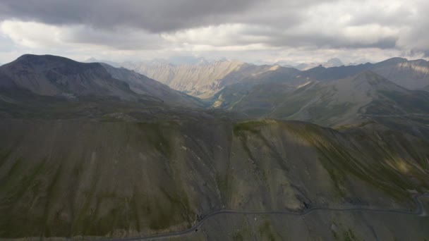 Vuela Sobre Una Cresta Alpes Franceses Atardecer Bajo Nubes Tormentosas — Vídeo de stock