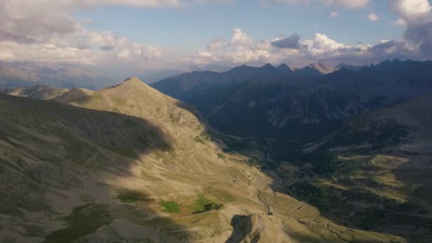 Picos Iluminados Los Alpes Franceses Atardecer Por Dron Con Nubes — Vídeos de Stock