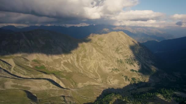 ドローンによる雲が広がるフランスアルプスの巨大な岩谷 — ストック動画