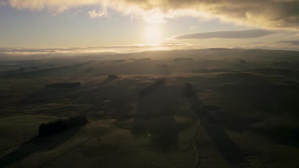 Drone Bulutlu Ağaçlı Ovaların Üzerinde Gün Doğumu — Stok video