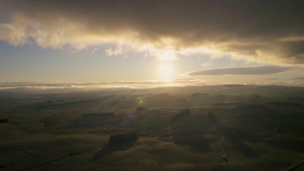 Salida Del Sol Con Nubes Tormentosas Sobre Las Tierras Bajas — Vídeos de Stock