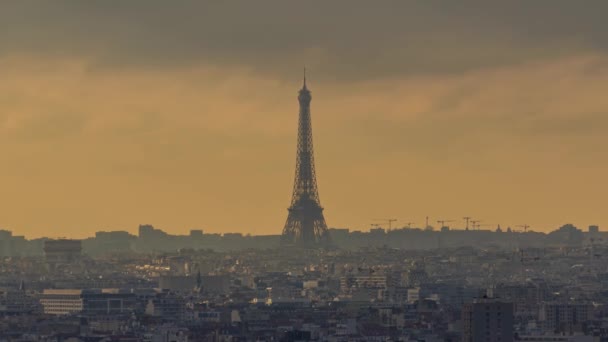 Párizs Franciaország Timelapse Eiffel Torony Viharos Reggelen Sűrű Felhőkkel Gyors — Stock videók