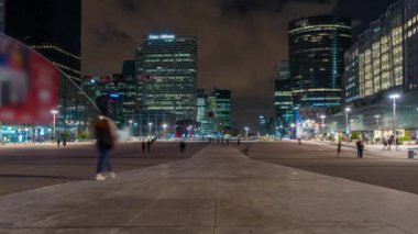 Paris, Fransa - Zaman Çizelgesi - Gece Halkının Anlık Binaların Zevkini Çıkardığı La Defense Business District