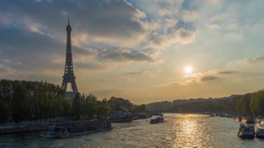 Paris, Fransa - Timelapse - Paris 'te Güneşli bir gün Eyfel Kulesi Seine Nehri ve botlar Ağaçlar ve Bulutlar