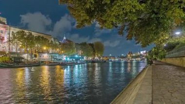 Paris, Fransa - Timelapse - Rıhtımdan Gece Paris Turistik Manzarası Bulutlu Gökyüzü