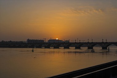 Bordeaux 'da Garonne Nehri' yle Gün Doğumu Köprüsü
