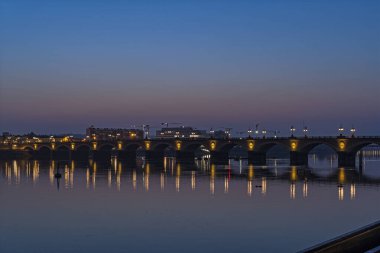 Bordeaux 'da Mavi Saat ve Taş Köprü' yle Soğuk Sabah
